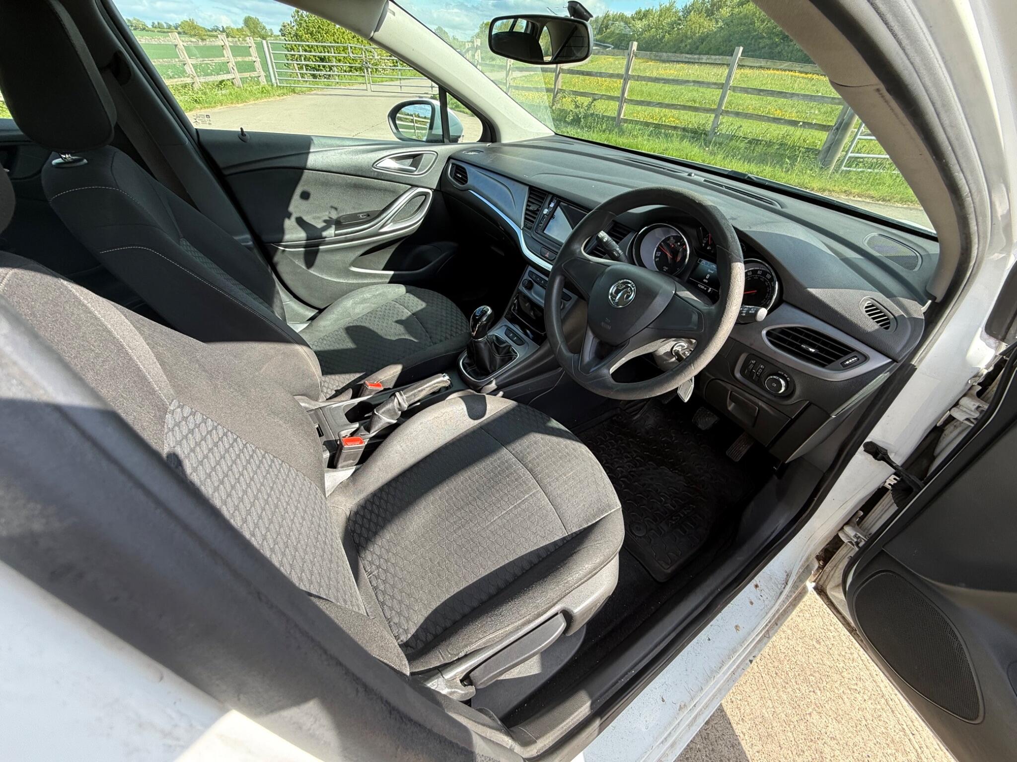 Vauxhall Astra 1.6 CDTi Tech Line Sports Tourer Euro 6 (s/s) 5dr — photo 90 of 104
